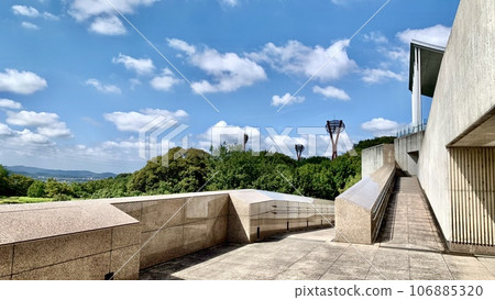 通往恩賜池和晴朗秋日的九十九個斜坡 <岡崎中央公園(岡崎市美術館)/愛知縣岡崎市> 通往恩賜池和晴朗秋日的九十九個斜坡 <岡崎中央公園(岡崎市美術館)/愛知縣岡崎市> 106885320