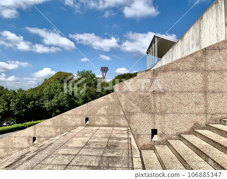 通向恩賜池和晴朗秋日的階梯<岡崎中央綜合公園（岡崎市美術館）/愛知縣岡崎市> 106885347