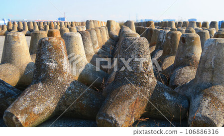 Scenery of wave-dissipating blocks and blue sky 106886316
