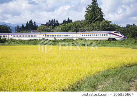 山形新幹線穿過稻穗 106886664