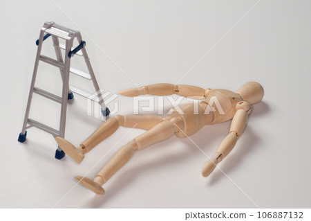 A drawing doll that fell from a stepladder 106887132