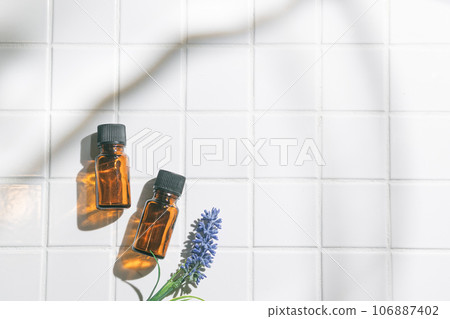 兩個香薰油瓶。自然、有機和美麗的形象。 106887402