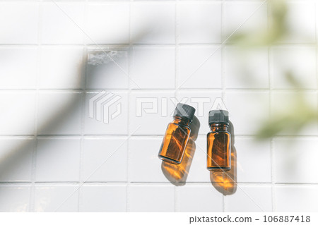 兩個香薰油瓶。自然、有機和美麗的形象。 兩個香薰油瓶。自然、有機和美麗的形象。 106887418
