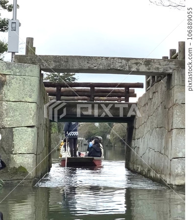 [Yanagawa City, Fukuoka Prefecture] Kitahara Hakushu's hometown water village "Yanagawa river rafting" / Narrow water gate passed by Donko boat 106889055