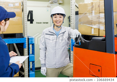 使用堆高機的女工在倉庫裡 使用堆高機的女工在倉庫裡 106889434
