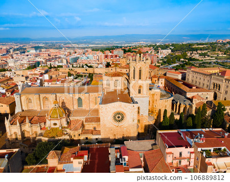 Cathedral of Tarragona aerial panoramic view 106889812