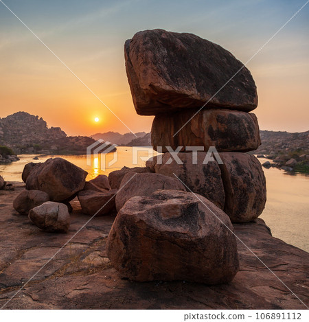 Mountain with boulders in Hampi 106891112