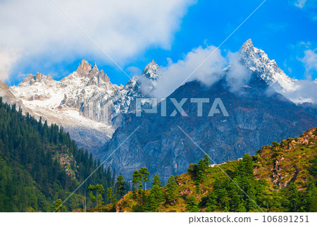 Parvati valley and Himalaya mountains, India Parvati valley and Himalaya mountains, India 106891251