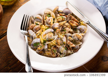 Seafood pasta with clams, fresh pasta linguine Seafood pasta with clams, fresh pasta linguine 106891399