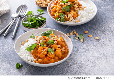Vegan curry with cauliflower, chickpeas and butternut squash 106891448