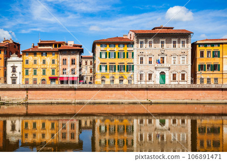 Colorful houses, Arno river waterfront 106891471
