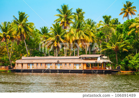 Houseboat in Alappuzha backwaters, Kerala 106891489