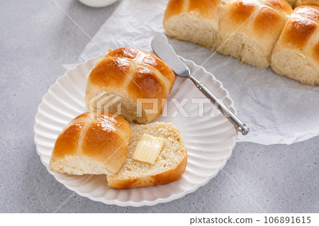 Traditional hot cross buns freshly baked for Easter brunch 106891615
