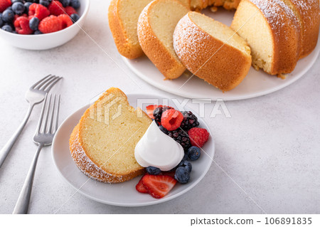 Sliced bundt pound cake with fresh berries Sliced bundt pound cake with fresh berries 106891835