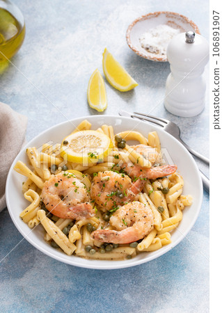 Lemon shrimp piccatta with penne, lemons and capers Lemon shrimp piccatta with penne, lemons and capers 106891907