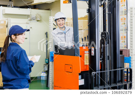 倉庫裡操作堆高機的女工 106892879