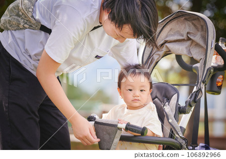 Parents and children playing in the park, tricycle, summer childcare 106892966