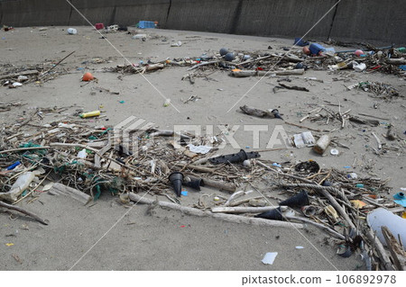 Coastal wreckage Environmental problems Garbage problems 106892978