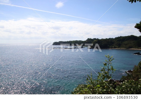 從聖所海角看到的海岸和美麗的天空 從聖所海角看到的海岸和美麗的天空 106893530