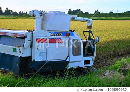Harvest season, autumn scenery, combine harvester, Arakawa riverbed 106894082