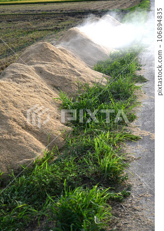 Rice husk white smoke, harvest season, autumn scenery, Arakawa riverbed 106894835