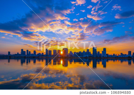Skyscrapers and sunrise in Umeda, Osaka 106894880