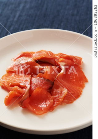 smoked salmon slices 106895262