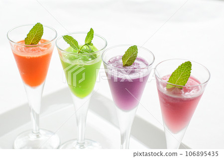 喝杯放在窗邊的冰鎮飲料消暑 喝杯放在窗邊的冰鎮飲料消暑 106895435