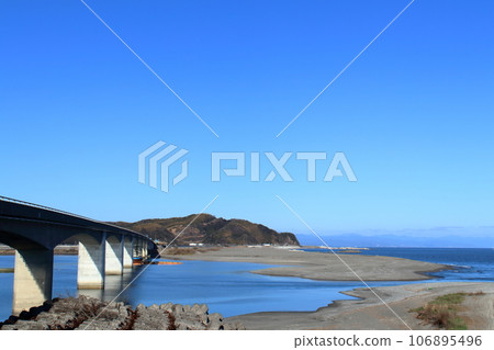 仁淀川河口晴朗的冬日天空(高知縣土佐市) 仁淀川河口晴朗的冬日天空(高知縣土佐市) 106895496