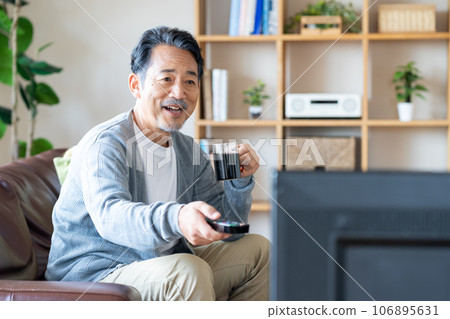 男性男性看電視 106895631