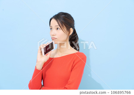 一個拿著智能手機、表情憂心忡忡的女人 106895766