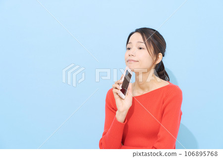 一個拿著智能手機、表情憂心忡忡的女人 一個拿著智能手機、表情憂心忡忡的女人 106895768