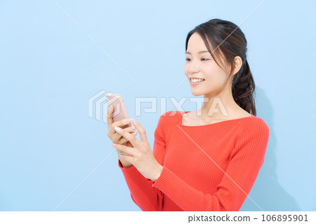 觀看智能手機的婦女 106895901