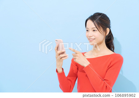 觀看智能手機的婦女 106895902