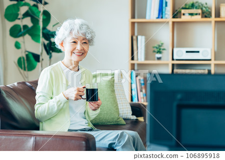 看電視的高級婦女 106895918