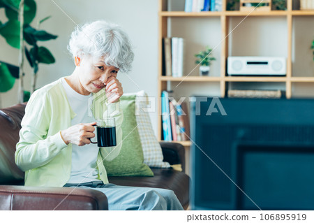 看電視的高級婦女 106895919