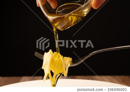 意大利面 叉子 橄欖油 意大利面 叉子 橄欖油 106896001