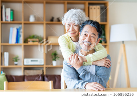 Senior senior couple 106896236
