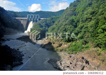 Kazeya Dam under water discharge [Totsukawa Village, Nara Prefecture] 106896312