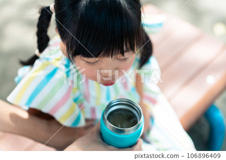 hydration, girl, young girl 106896409
