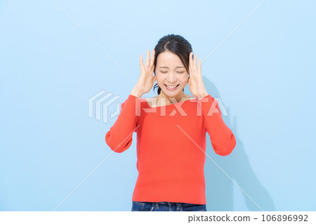 一個女人抱著頭的肖像 106896992