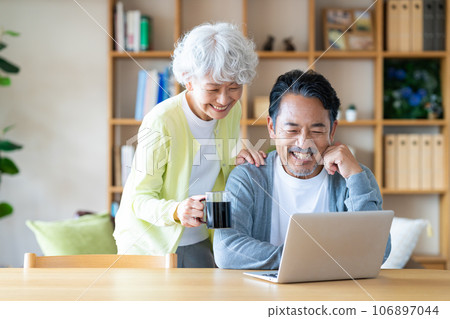 老夫婦在家看電腦 老夫婦在家看電腦 106897044