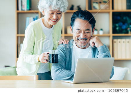 老夫婦在家看電腦 106897045