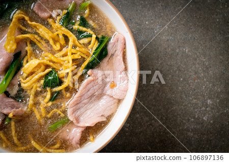 Crispy noodles with Pork in Gravy Sauce 106897136
