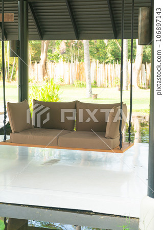 empty sofa swing in garden 106897143