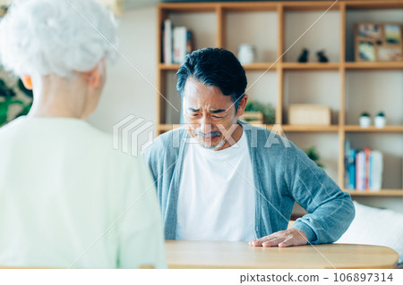 老人向妻子道歉 老人向妻子道歉 106897314