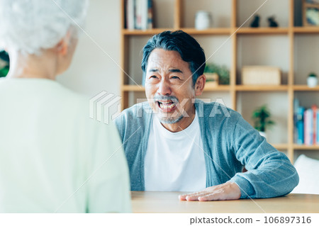 老人向妻子道歉 106897316