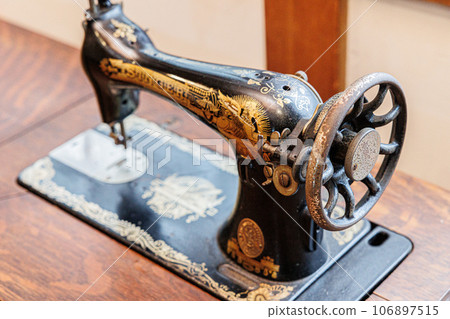 Retro sewing machine image antique image material 106897515