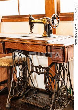 Retro sewing machine image antique image material 106897569