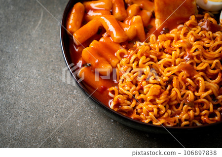 Korean instant noodles with Korean rice cake and fish cake and boiled egg 106897838